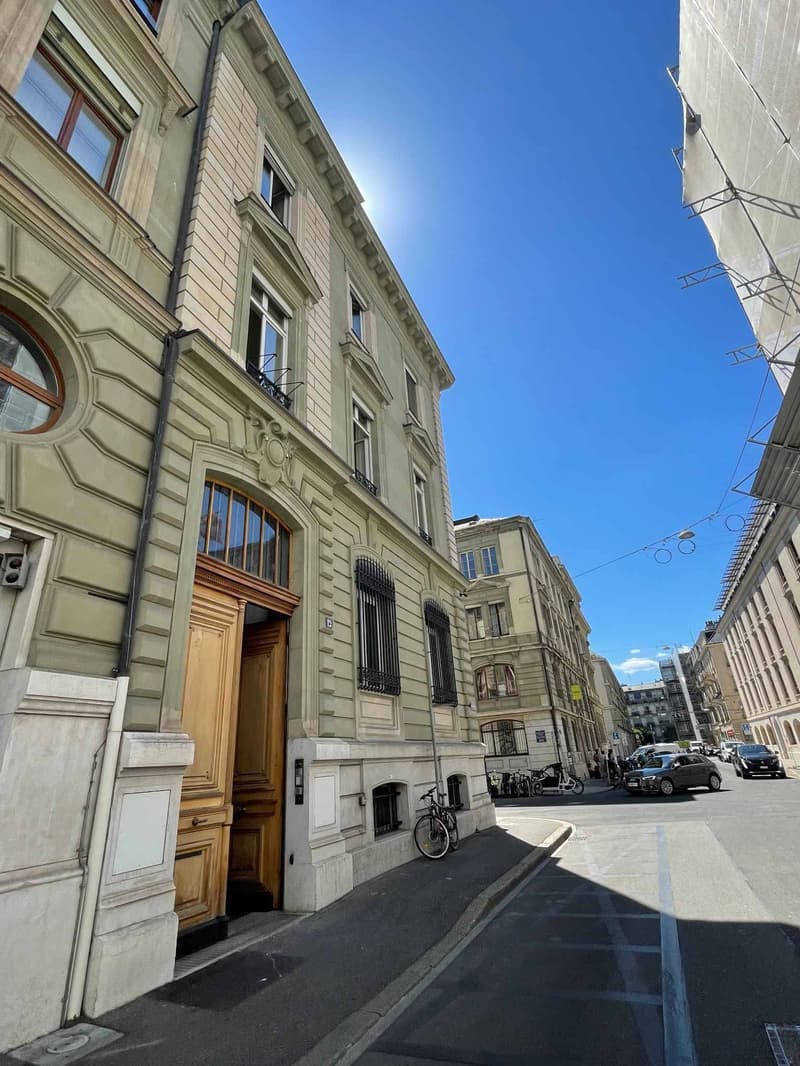 Immeuble administratif rénové d'environ 1300m2 - Quartier des Banques (2)