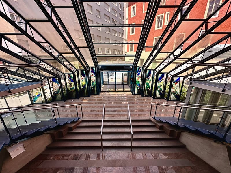 Showroom, offices, premises of 180 m2 for rent in La Chaux-de-Fonds (2)