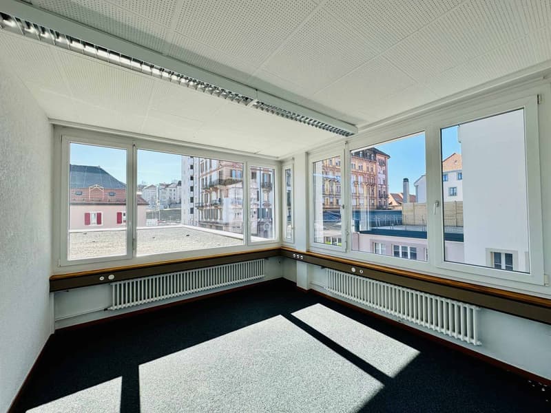 Moderne und helle Büros 159 m2 zur Miete in La Chaux-de-Fonds (2)
