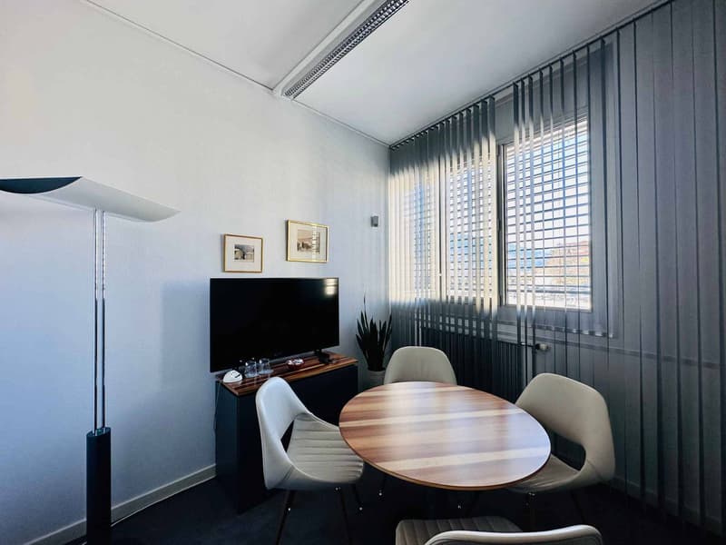 Arcade of 177 m2 ideally located in front of Sierre train station (4)