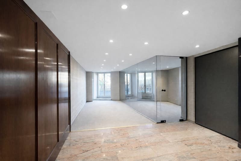 Exceptional commercial space of 115 m² for rent. Historic center of Yverdon-les-Bains (2)