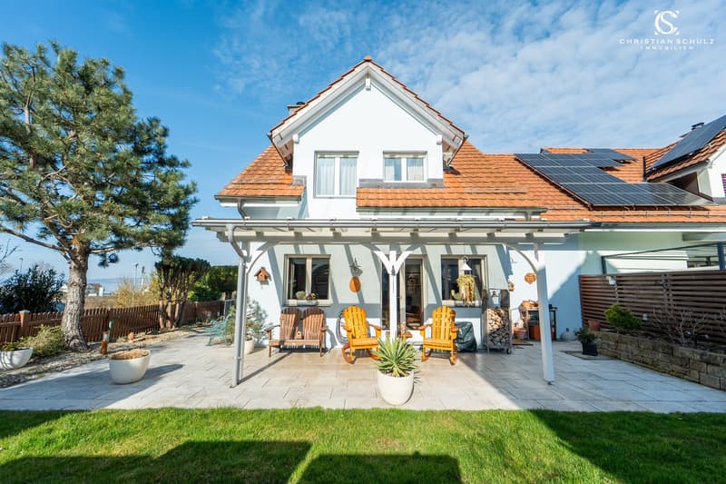 Wunderschönes Haus in erster Seereihe mit gemütlichem Garten