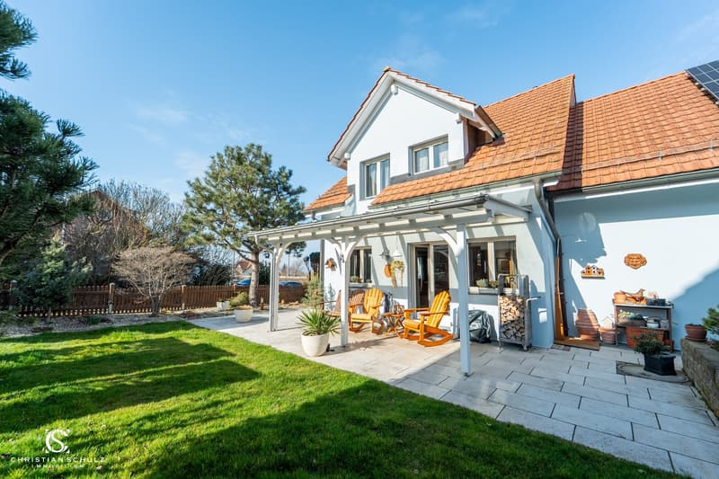 Wunderschönes Haus in erster Seereihe mit gemütlichem Garten