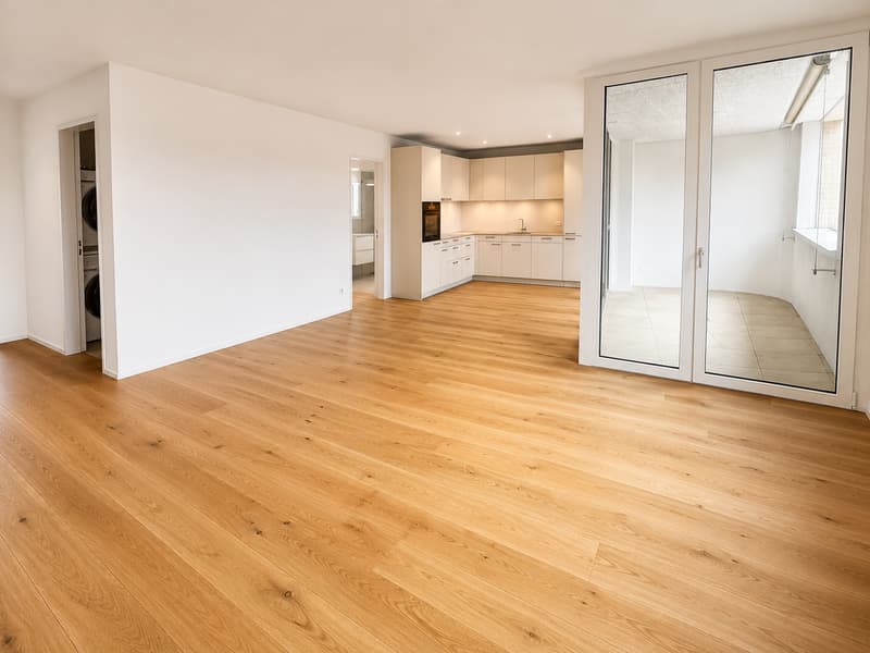 Helles Wohn- und Esszimmer mit Loggia