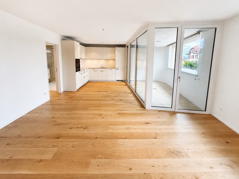 Helles Wohn- und Esszimmer, hochwertiger Eichenparkettboden