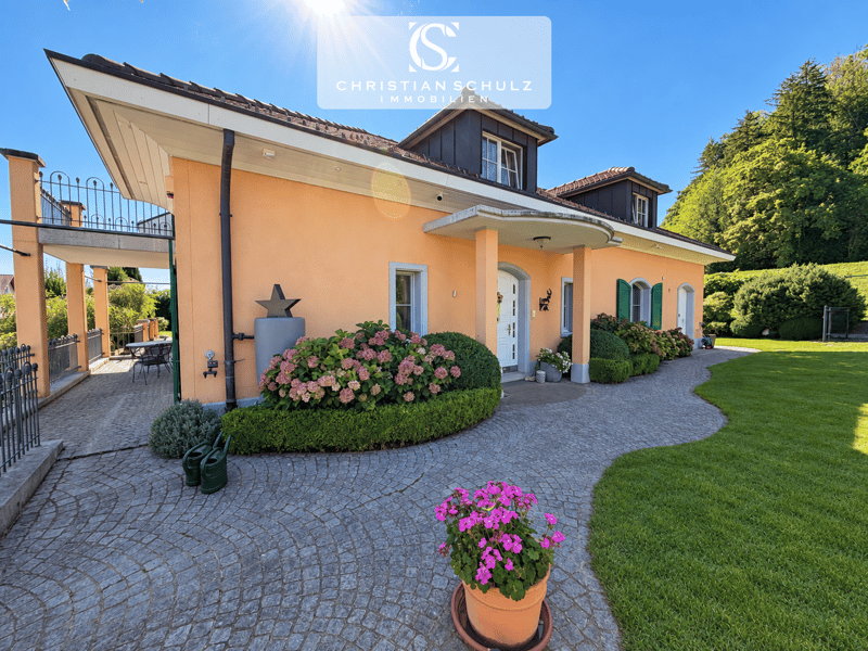 Toskanische Villa mit Säntisblick