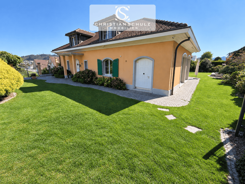 Toskanische Villa mit Säntisblick