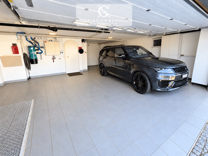Garage für min. 2 Autos, es gibt noch einen Raum für bis zu 3 oder 4 Fahrzeuge