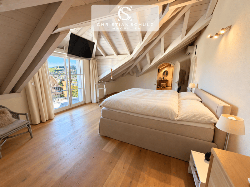 Masterbedroom mit Zugang in die Umkleide und Masterbad