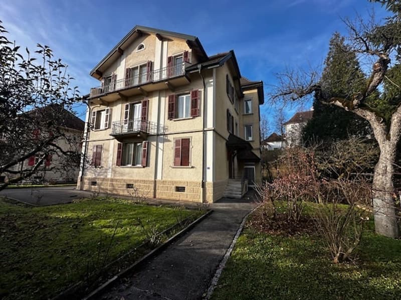 Spacieux appartement 4.5 pièces avec balcon et parking à Delémont (23)