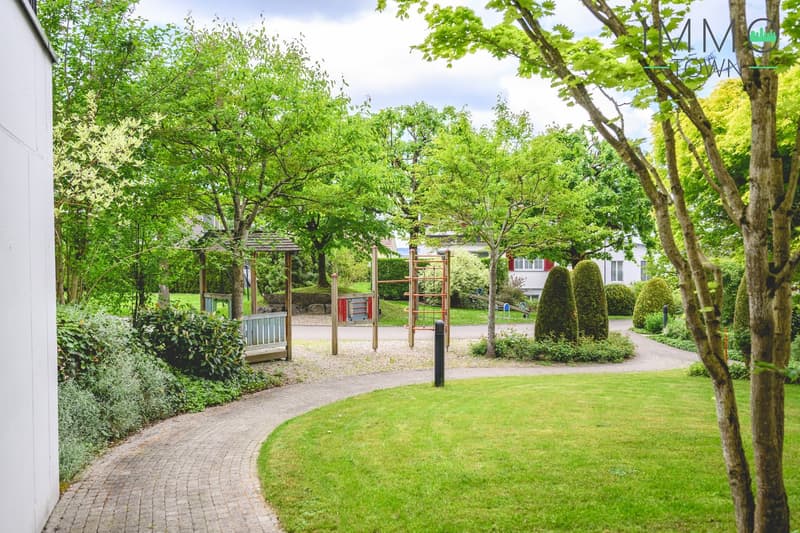 Wohnen mit Weitblick: Grosszügige Gartenwohnung mit 280 m² fantastischem, privatem Gartenparadies (10)
