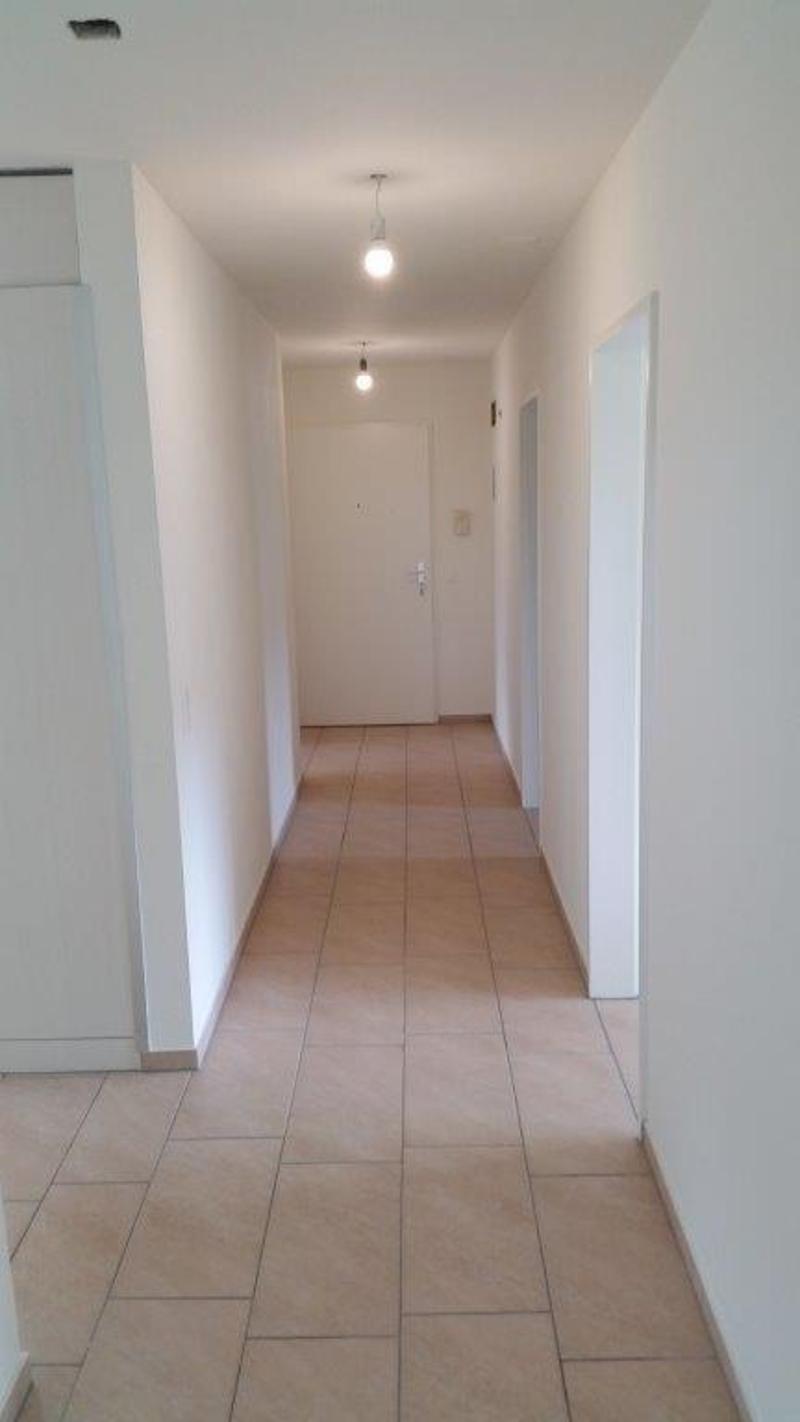 Appartamento di 5.5 locali pronto per essere occupato con balcone e bella vista a Dielsdorf (4)