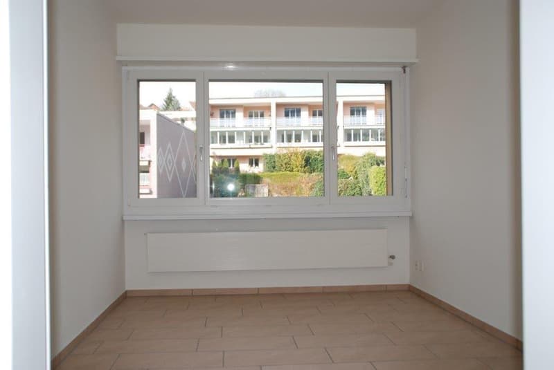 Appartamento di 5.5 locali pronto per essere occupato con balcone e bella vista a Dielsdorf (7)