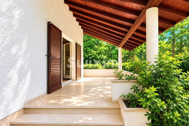 Detached house ideally located (3)