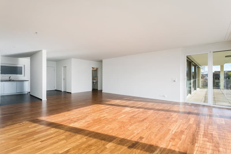 Die publizierten Bilder stammen von einer ähnlichen Wohnung desselben Gebäudes und dienen zur Veranschaulichung des Ausbaustandards.