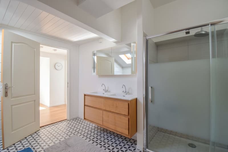 Salle de bain (douche et baignoire) et Wc étage