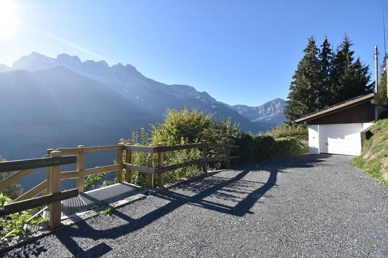 Vue depuis le garage et places de parc extérieures