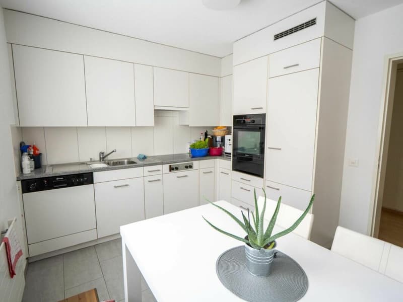 Attraktive 3.5-Zimmer-Wohnung mit Südbalkon in Domat/Ems (2)