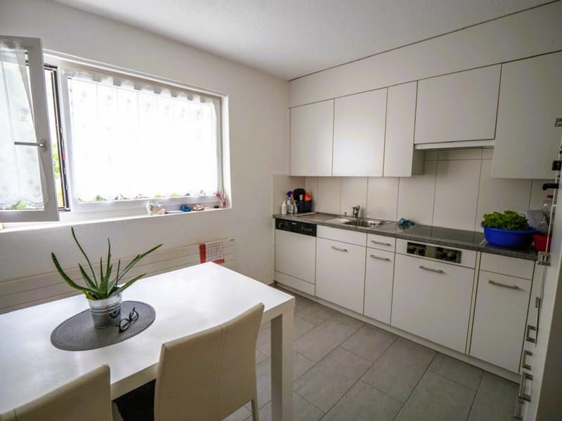 Attraktive 3.5-Zimmer-Wohnung mit Südbalkon in Domat/Ems (2)