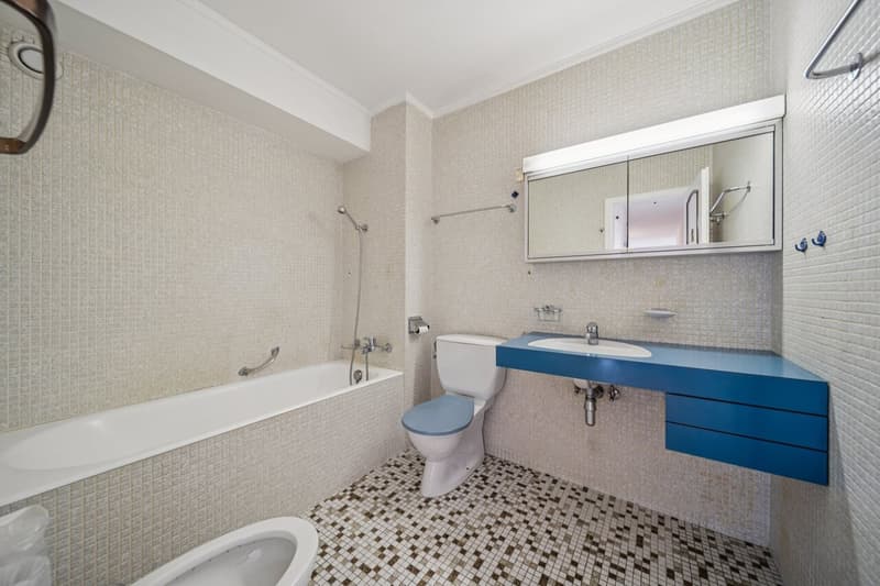 Appartement de 3 pièces avec balcon vue et box-garage -- À rénover (6)