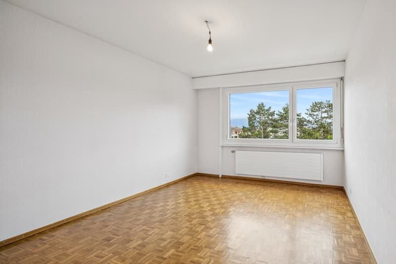 Appartement de 3 pièces avec balcon vue et box-garage -- À rénover (5)