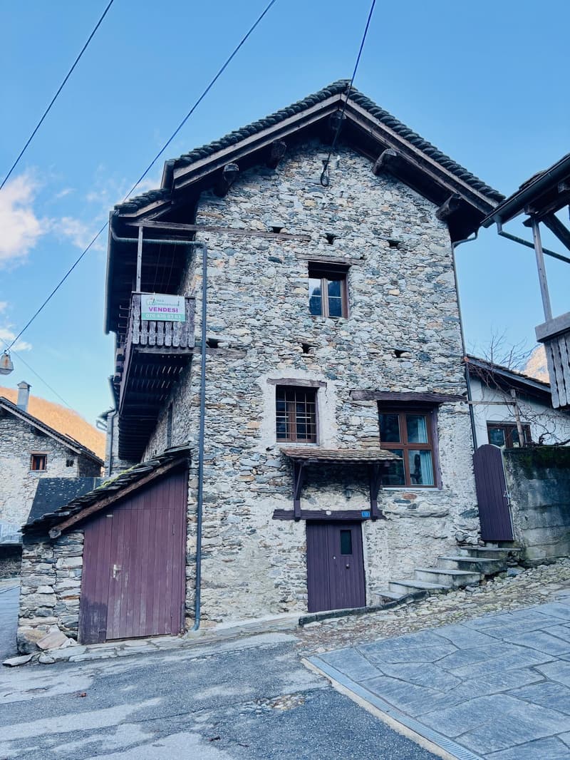 Casa rustica in pietra con camino, forno pizza e capitello (17)