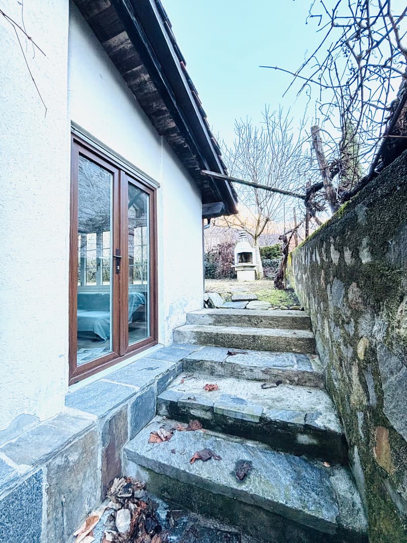Casa rustica in pietra con camino, forno pizza e capitello (16)