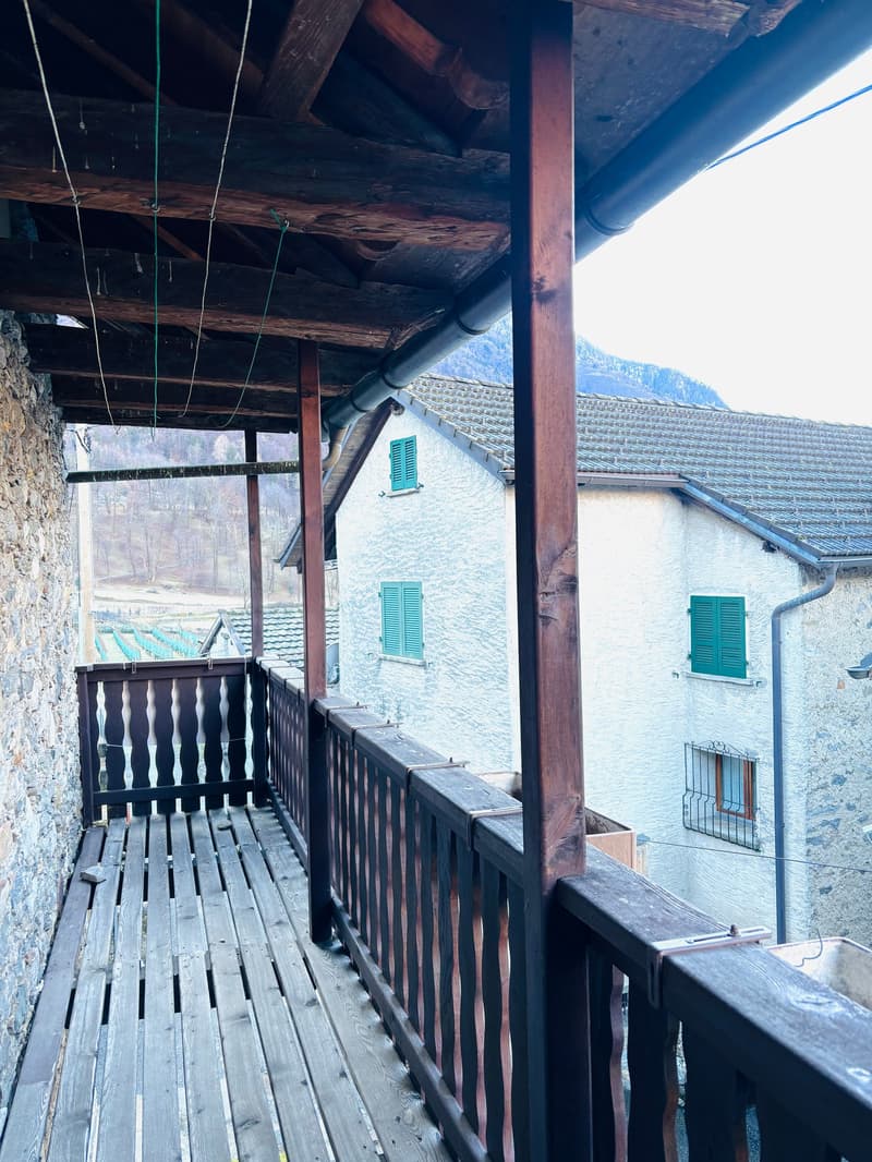 Casa rustica in pietra con camino, forno pizza e capitello (11)