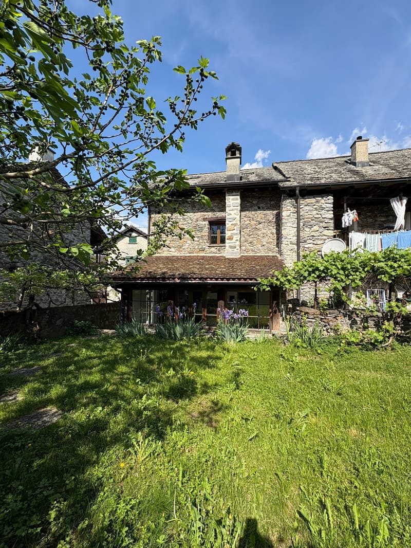 Casa rustica in pietra con camino, forno pizza e capitello (19)