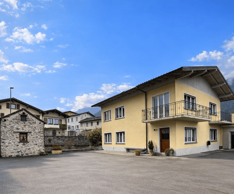 Casa bifamiliare immersa nel verde della campagna di Cama - Norantola (2)