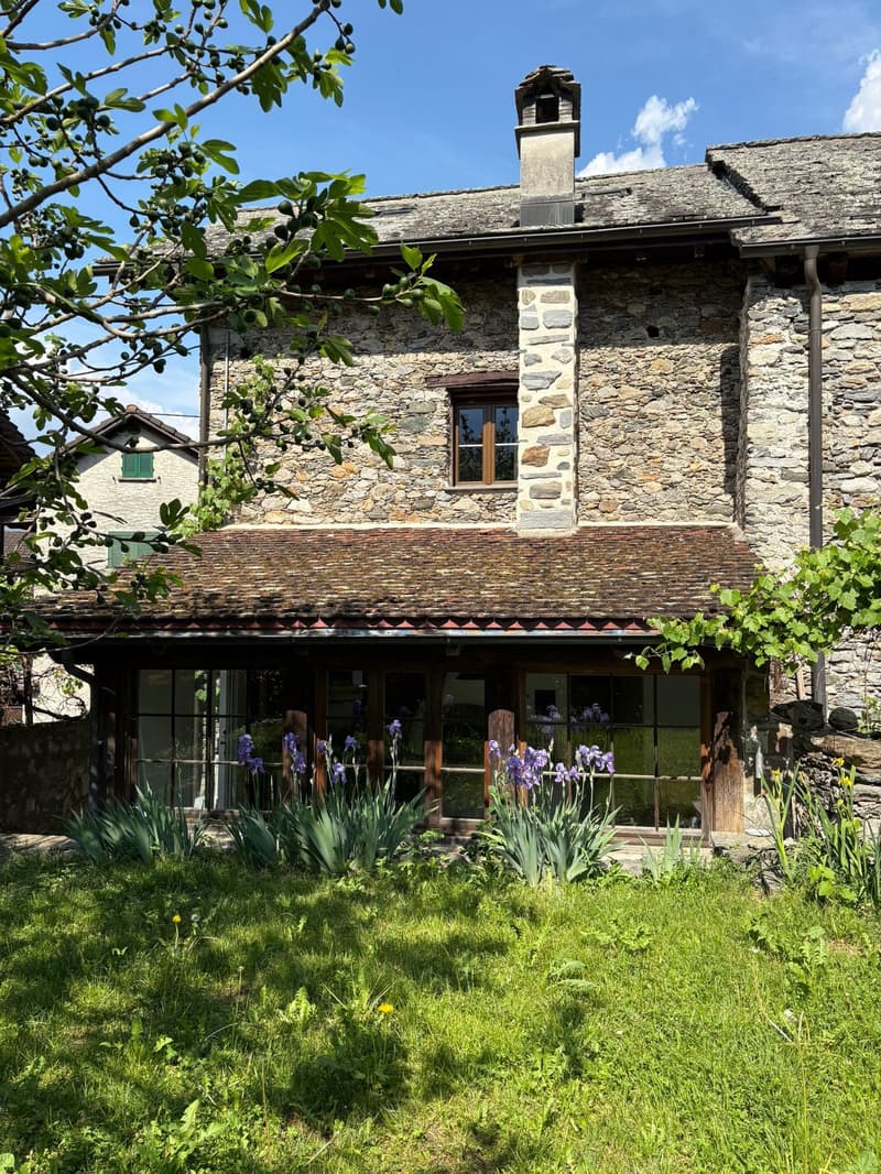 Rustic stone house with fireplace and pizza oven – ideal also as a holiday home (1)