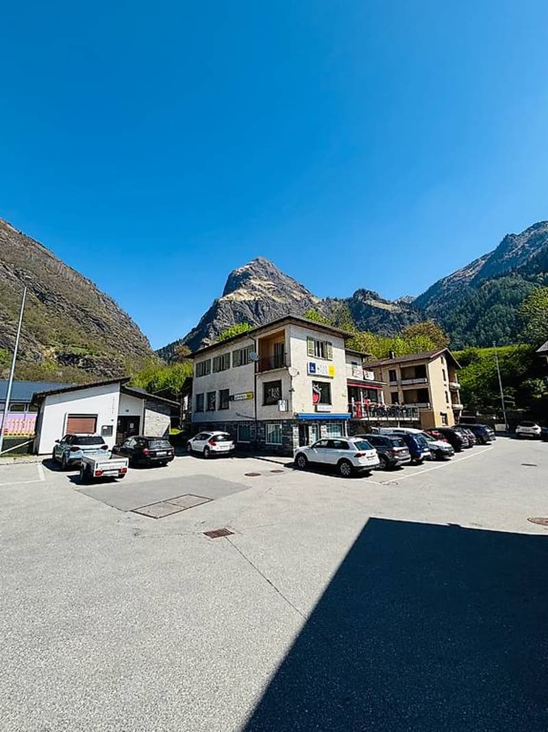 Nouveau prix! Immeuble avec revenus et potentiel de développement! (3)