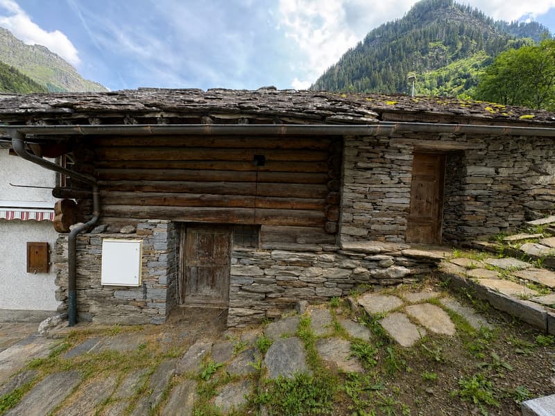 Mountain farmhouse and barn, with parking, in Rossa, Grisons (24)