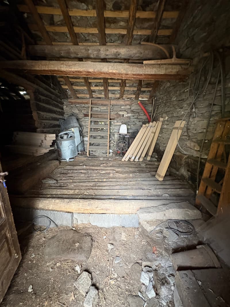 Mountain farmhouse and barn, with parking, in Rossa, Grisons (25)