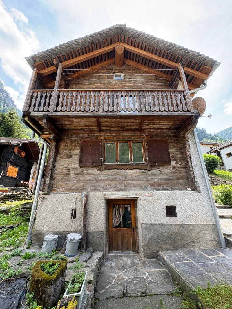 Mountain farmhouse and barn, with parking, in Rossa, Grisons (1)