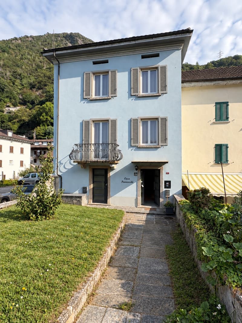 HAUS MIT HAUPTWOHNUNG UND SEPARATER WOHNEINHEIT IN SAN VITTORE GR (1)