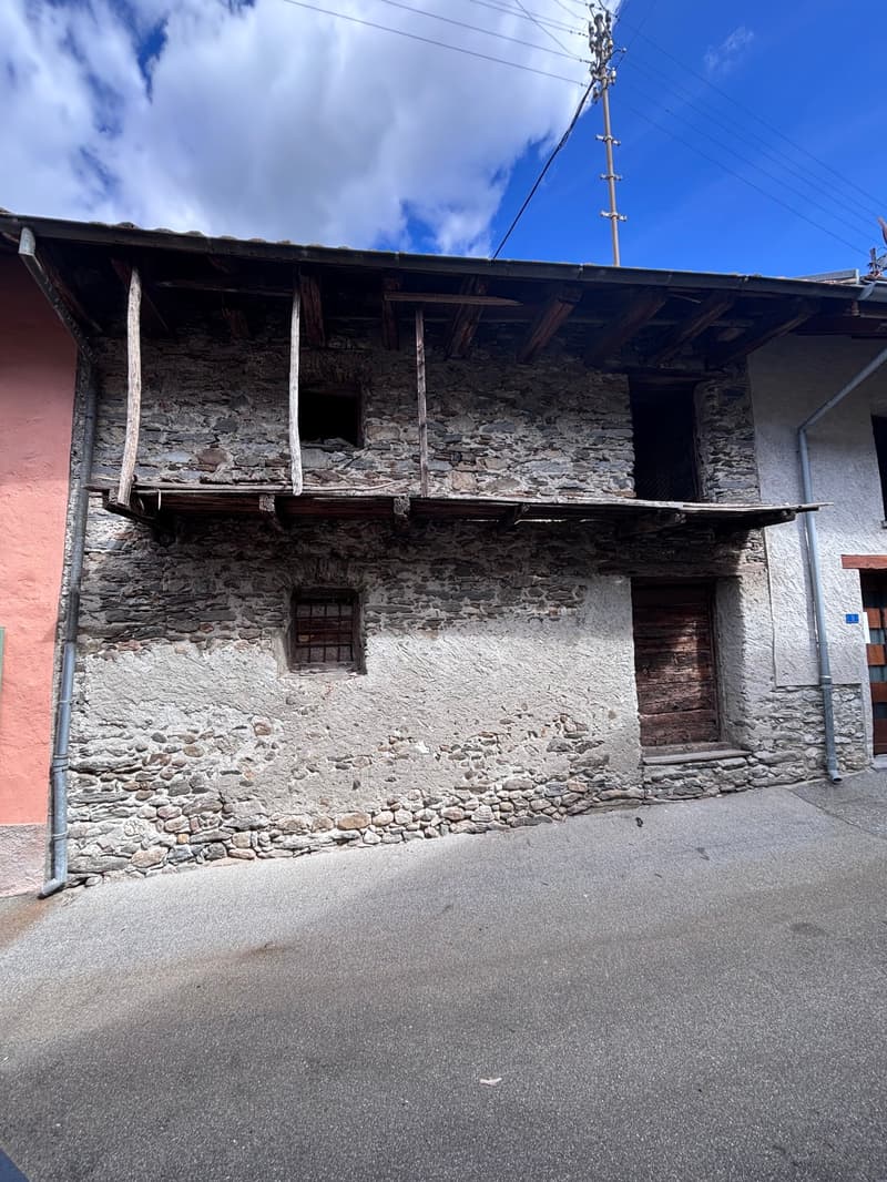 Antica stalla da ristrutturare con ampi spazi e potenziale abitativo (1)