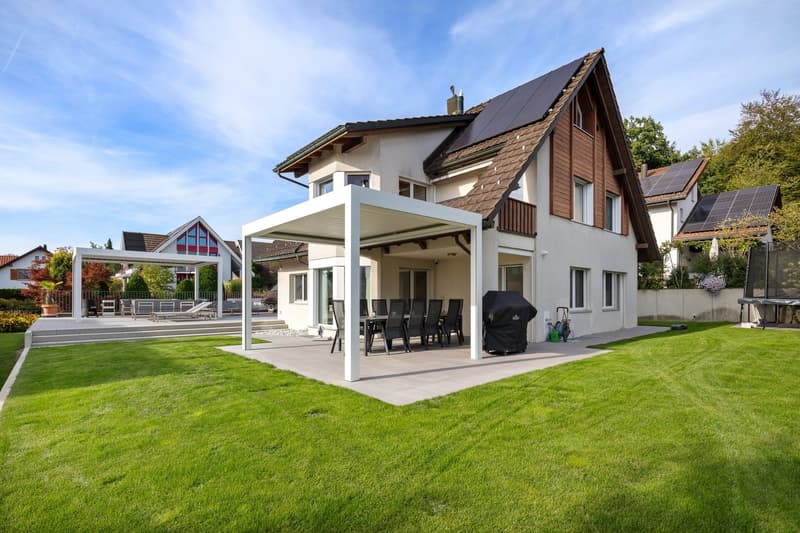 Luxuriöses Einfamilienhaus in Uster – Komplett saniert und bezugsbereit (1)
