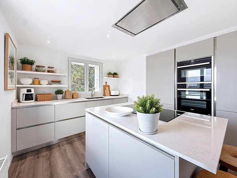 For Sale: 3.5 room apartment with unique charm, veranda and exclusive garden - in Givisiez (2)