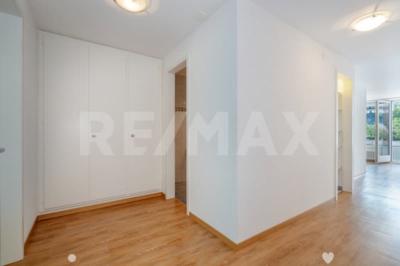 Gepflegte 2.5-Zimmer-Wohnung mit Balkon und Aussenparkplatz (Erstwohnsitz) (3)