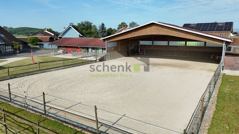 Reitplatz mit Halle