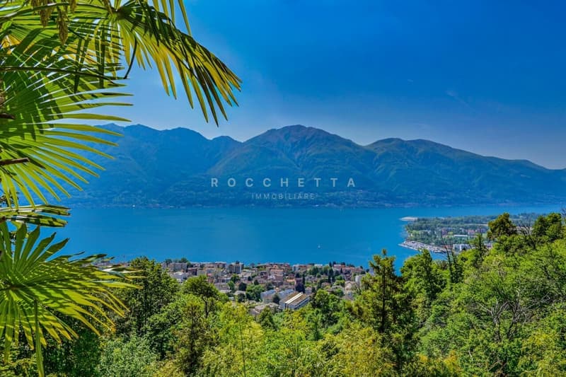 Villa con grande terreno edificabile e vista sul Lago Maggiore (1)