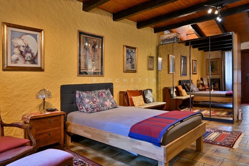 Grande e curata casa ticinese storica con splendido spazio esterno (9)