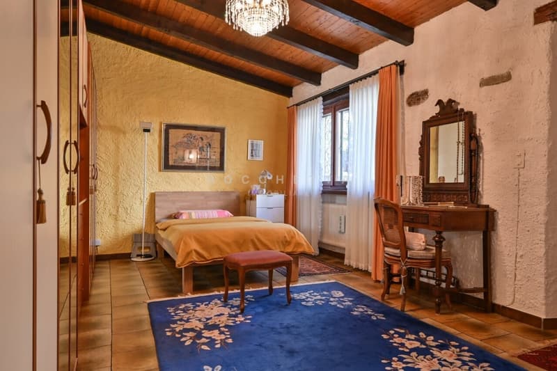 Grande e curata casa ticinese storica con splendido spazio esterno (10)