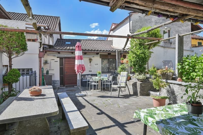 Grande e curata casa ticinese storica con splendido spazio esterno (4)