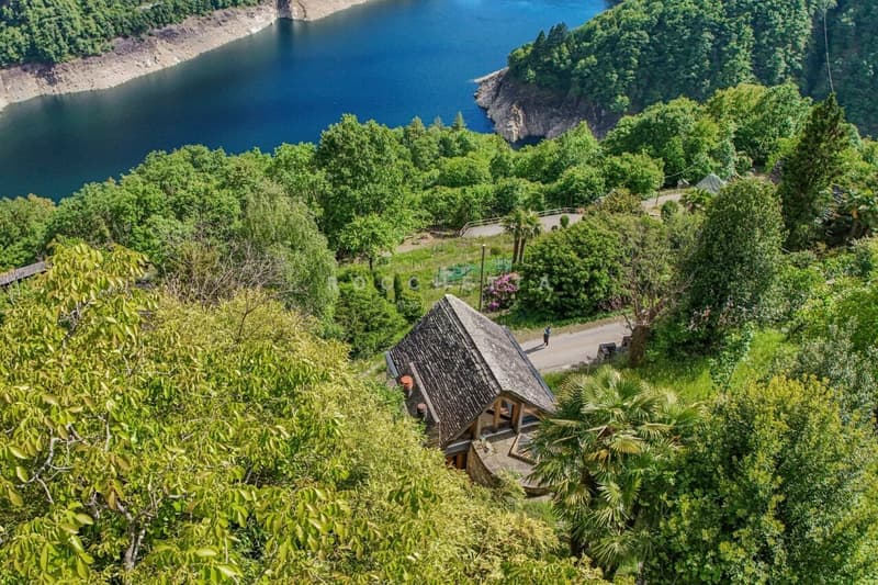 Capolavoro architettonico con fascino ticinese e vista lago (2)