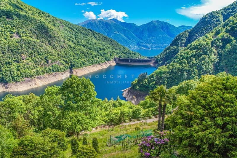Capolavoro architettonico con fascino ticinese e vista lago (3)