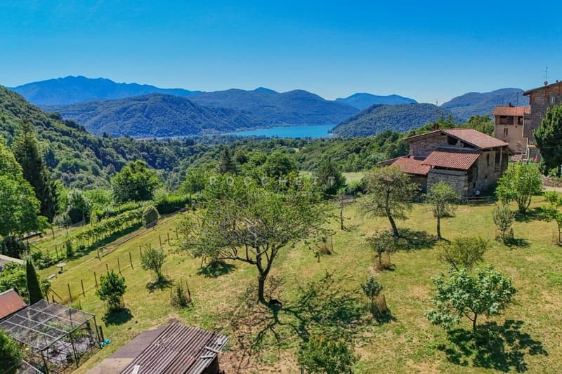 Paradiso naturale con incantevole vista, terreni agricoli e boschivi (1)