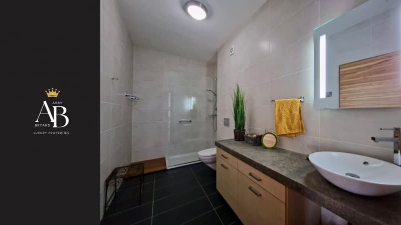 Eine einzigartige, zeitgenössische und individuelle Villa / Wohnviertel und begehrt (9)