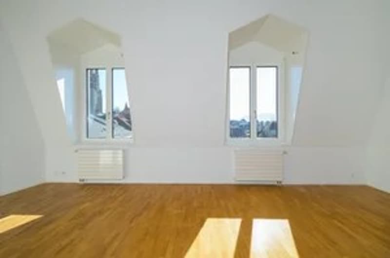empty room, wooden floor, white walls, 3 windows, view of the city